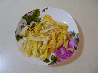 8、花样寿司,鸡蛋中放少许淀粉,摊成鸡蛋薄皮,切成宽丝。