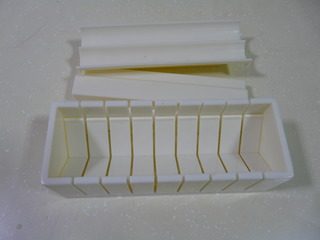 9、花样寿司,把寿司模具组装好。我是组装的心形的。