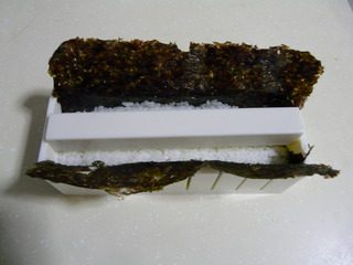 11、花样寿司,放入米饭,用压板压实。