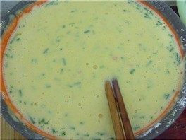 1、杂粮煎饼,面粉玉米粉香葱末混合，加水，盐，鸡精，胡椒粉调成酸奶状面糊