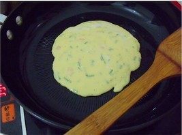 2、杂粮煎饼,平底锅擦一层油，用大勺子舀出一勺，火力差不多八百瓦，就是很小的火