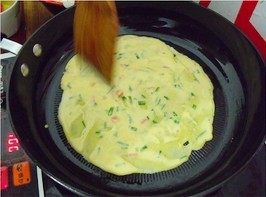 3、杂粮煎饼,用木铲摊开，越薄越好