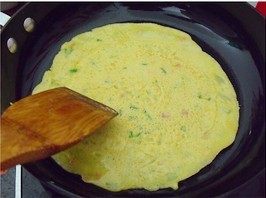 4、杂粮煎饼,翻身煎熟，喜欢脆脆的，就煎金黄