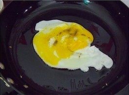 5、杂粮煎饼,锅里放半汤匙油，小火，鸡蛋打进去，放点胡椒粉，盐，搅拌一下