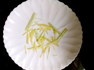 4、年夜饭&年年有余~清蒸鲈鱼之孔雀开屏,葱姜切丝,铺在盘子底部。