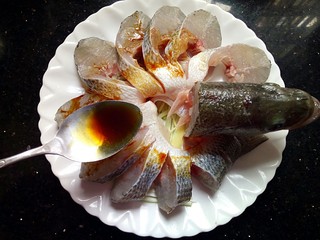 8、年夜饭&年年有余~清蒸鲈鱼之孔雀开屏,淋上酱汁腌制十分钟入味