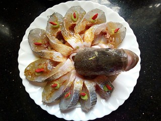 9、年夜饭&年年有余~清蒸鲈鱼之孔雀开屏,然后在鱼的身上摆一些葱白,枸杞装饰。喜欢吃辣的,也可以放一些辣椒