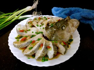 15、年夜饭&年年有余~清蒸鲈鱼之孔雀开屏,这道孔雀开屏的清蒸鲈鱼,不仅美味,宴客也上档次。