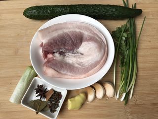 1、无肉不欢～蒜泥白肉,大概材料准备如图⬆️