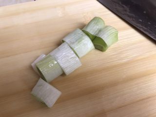 3、无肉不欢～蒜泥白肉,大葱切段