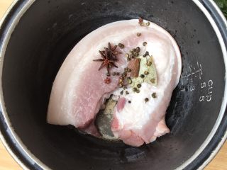 4、无肉不欢～蒜泥白肉,五花肉洗干净，放进锅里，加入洗干净的花椒粒，八角，桂皮，香叶等香料