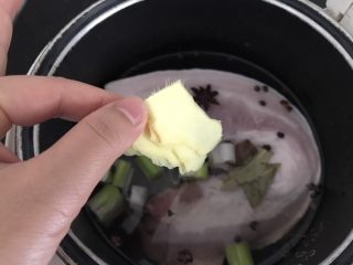 7、无肉不欢～蒜泥白肉,加入姜片