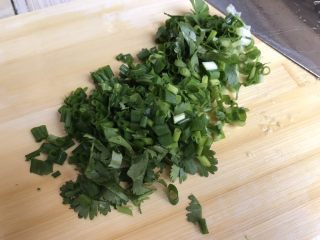 9、无肉不欢～蒜泥白肉,葱，香叶切碎备用