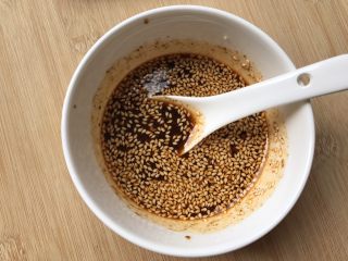 10、无肉不欢～蒜泥白肉,分别加入酱油，香醋，辣椒油，熟芝麻，白糖搅拌均匀备用