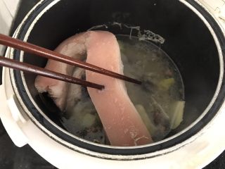 11、无肉不欢～蒜泥白肉,肉煮至，筷子轻松戳进皮里就可以