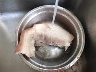 12、无肉不欢～蒜泥白肉,捞出来冲洗干净表面浮末，沥干水