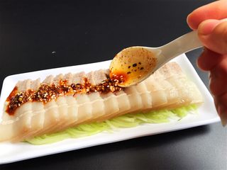 15、无肉不欢～蒜泥白肉,淋上蒜泥酱料