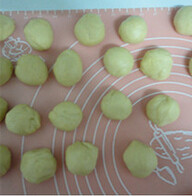 3、绣球面包,放到面板上揉到排气，分成25克一份，盖上保鲜膜饧上10分钟