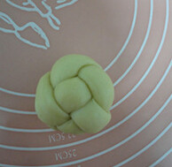 5、绣球面包,从尾部向里卷起，像绣球状