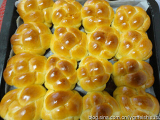 7、绣球面包,烤箱预热，中层入面包170度，中间看上色加锡纸25分钟左右拿出