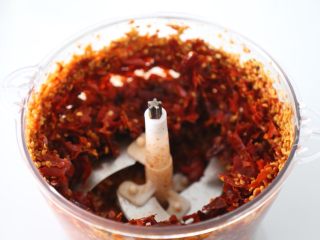8、川香清油火锅底料,搅拌碎后，糍粑辣椒就做好了。