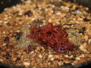 16、川香清油火锅底料,放入豆瓣酱。