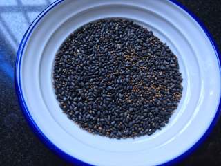 3、香香的杂粮核桃饭团,黑芝麻和紫苏。紫苏籽的口感略粗糙,所以稍微放一点,没有也可以不放。