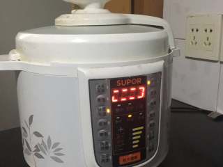 7、香香的杂粮核桃饭团,能够浸泡一下食材最好,如果赶时间也没关系,这时候就体现电高压锅的好处了。正常煮饭流程。