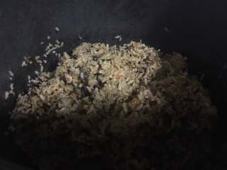 8、香香的杂粮核桃饭团,饭煮好后放一旁晒凉。