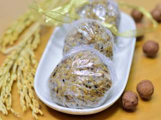 13、香香的杂粮核桃饭团,如果不是马上吃的话,用保鲜膜挨个包好。第二天吃,有条件的话,可以微波炉先热一分钟。