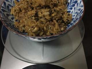 10、香香的杂粮核桃饭团,手要彻底洗净,擦干。称出100克饭。