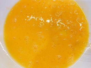 3、日式炸猪排,鸡蛋搅拌均匀