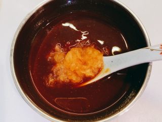 4、日式炸猪排,蘸猪排酱：蕃茄酱50g、老抽10g、乌醋25g、味淋30g、糖4大勺、赤味噌10g、冷开水2大勺、苹果泥2大勺（比例一定要正确、最好用电子称量）混合均匀