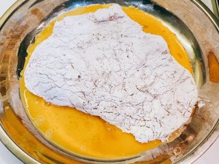 8、日式炸猪排,双面裹上蛋液