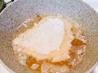 10、日式炸猪排,锅内放油，中小火烧至6成，放入猪排