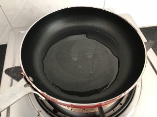 4、剁椒蒸豆腐～15分钟快手菜,热锅，下油