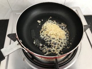 6、剁椒蒸豆腐～15分钟快手菜,加入蒜末炒香