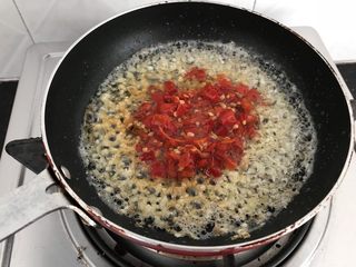 7、剁椒蒸豆腐～15分钟快手菜,加入剁辣椒炒香