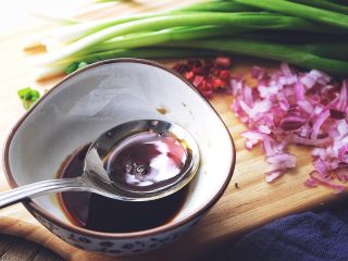 4、十分钟无油又过瘾的 香辣酱油炒饭/拌饭,放入耗油