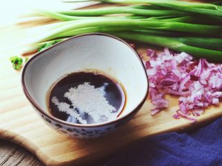 7、十分钟无油又过瘾的 香辣酱油炒饭/拌饭,撒两下胡椒粉