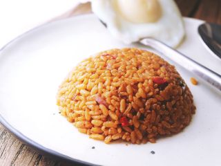 13、十分钟无油又过瘾的 香辣酱油炒饭/拌饭,扣在盘子上，趁热开吃！