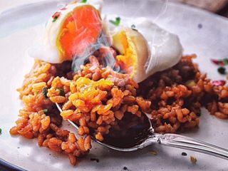 15、十分钟无油又过瘾的 香辣酱油炒饭/拌饭,来一口带着蛋黄的酱油炒饭，热乎乎的，香辣过瘾！