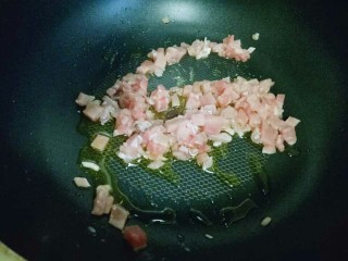 8、一碗面条＋花生酱蟹味菇肉丁面,热锅冷油，加入切好的肉丁煸炒。