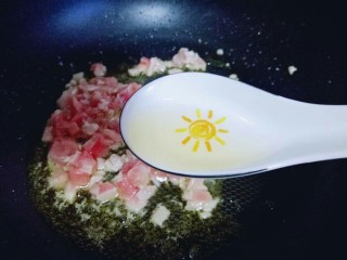 9、一碗面条＋花生酱蟹味菇肉丁面,加入料酒。