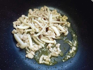 10、一碗面条＋花生酱蟹味菇肉丁面,再加入焯水的蟹味菇。