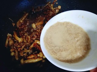 16、一碗面条＋花生酱蟹味菇肉丁面,再倒入调好的花生酱。