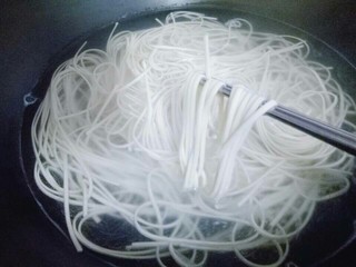 19、一碗面条＋花生酱蟹味菇肉丁面,煮挂面，水烧开后下挂面，煮熟即可。