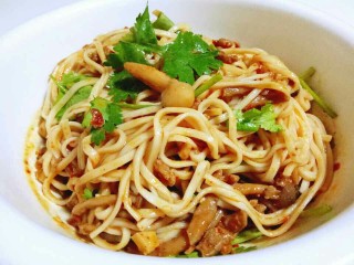 22、一碗面条＋花生酱蟹味菇肉丁面,拌均匀可以吃了。