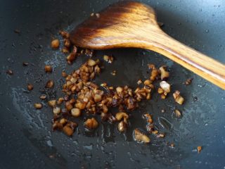 11、潮汕肠粉,倒出多余的油