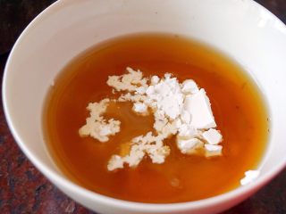 14、潮汕肠粉,生粉倒入泡发香菇和章鱼足的水中